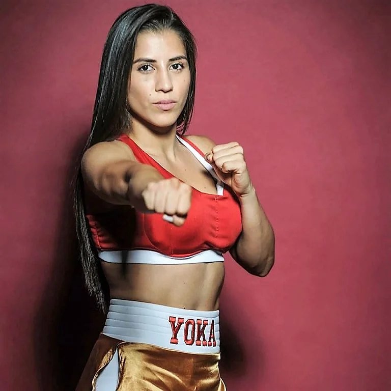 Yokasta Valle lanzando un golpe