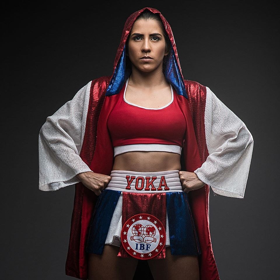 Yokasta Valle con sus cinturones de campeona mundial